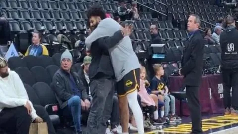 “曼联变革新篇章：拉爵上任，实施重大调整，包括裁员、解除弗格森合同及食堂关闭等”